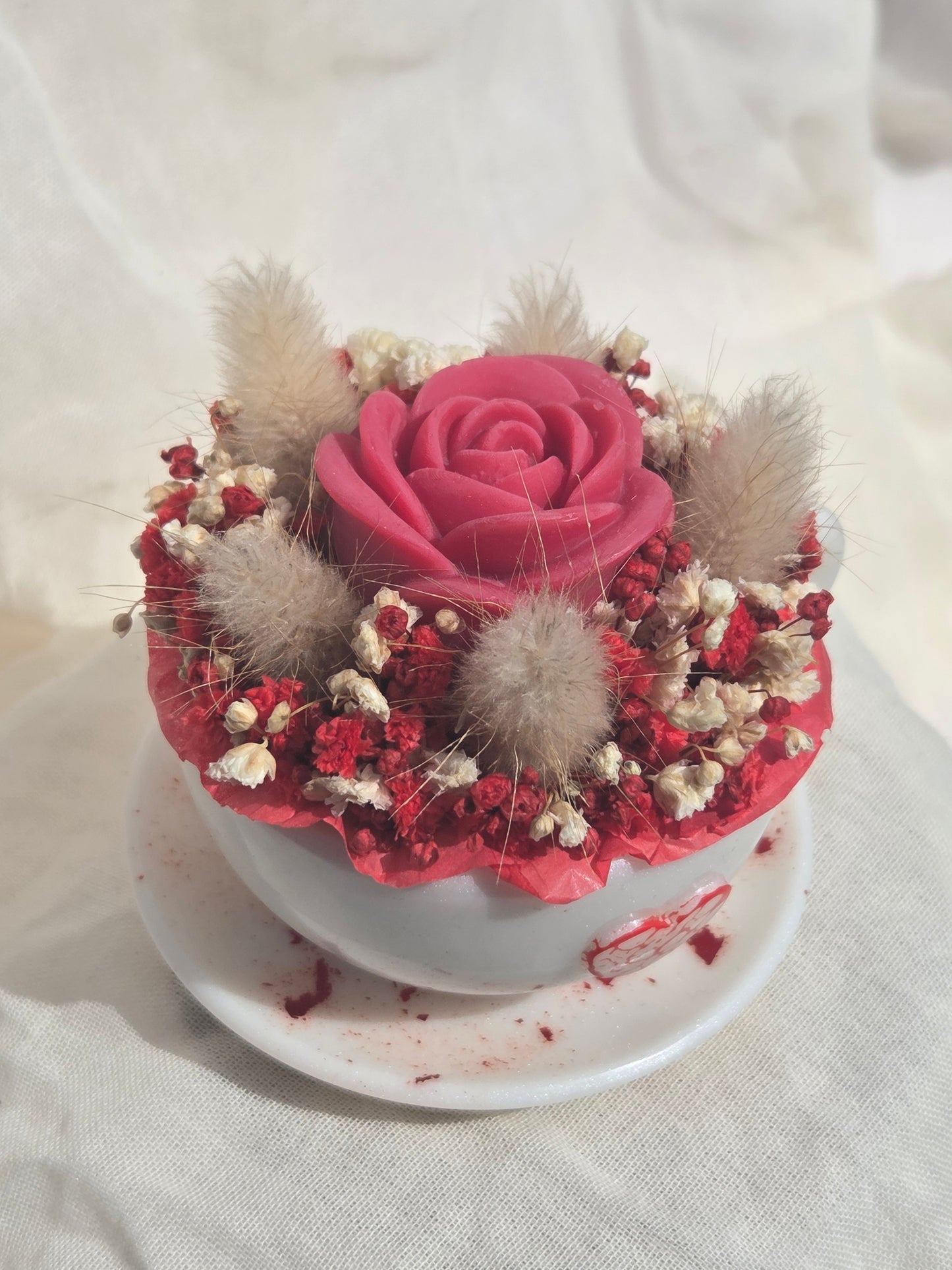 Tasse fleurie avec sa rose en fondant (senteur Cerise noire explosive)